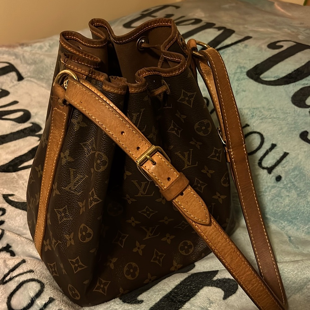 Authentic LV  Pouch Draw Str
Clean & No Bad Odor Inside 
Black discolor on top